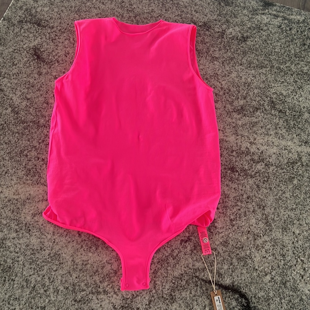 SKIMS ESSENTIAL CREW NECK SLEEVELESS BODYSUIT (NWT) - Picture 5 of 7
